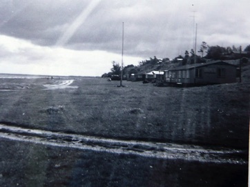 VED STRANDEN 2 - LYSTRUP STRAND, Pavillionen og vejen.jpg VED STRANDEN 2 - LYSTRUP STRAND, Pavillionen og vejen.jpg